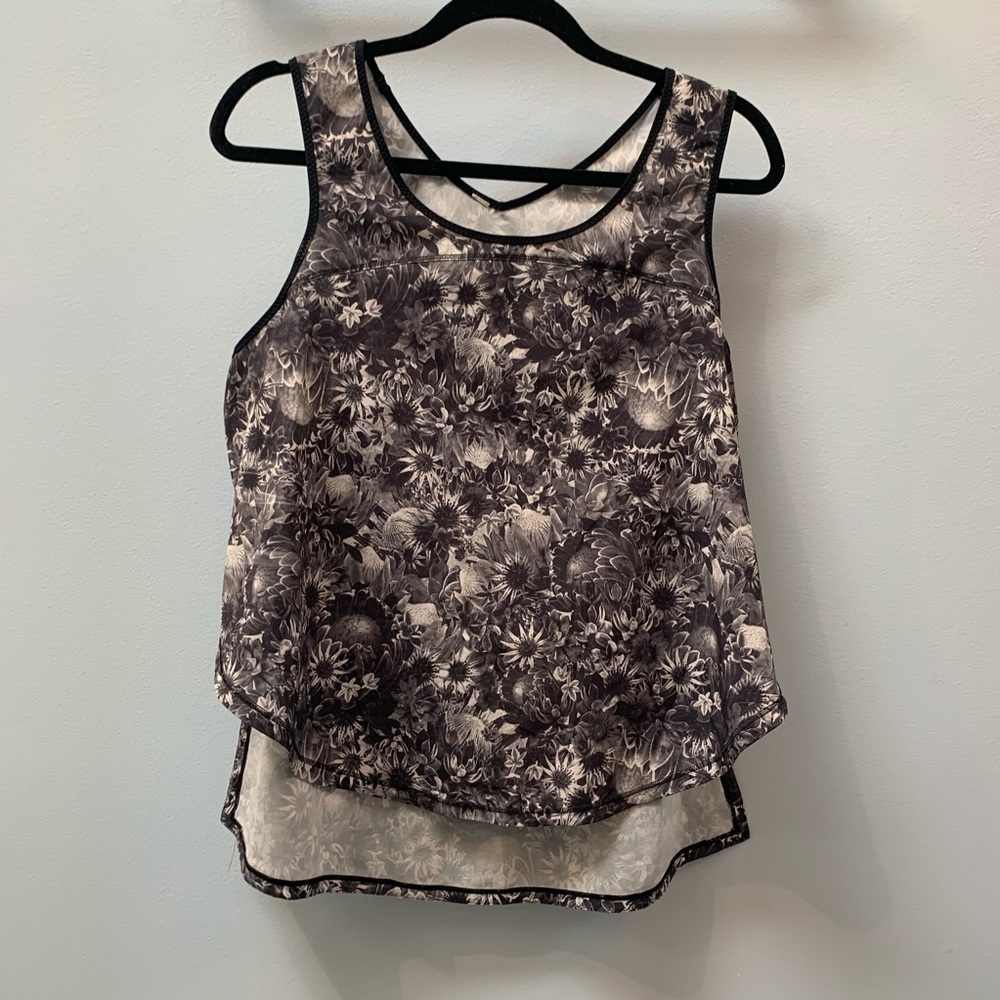 Lululemon workout tank size 8